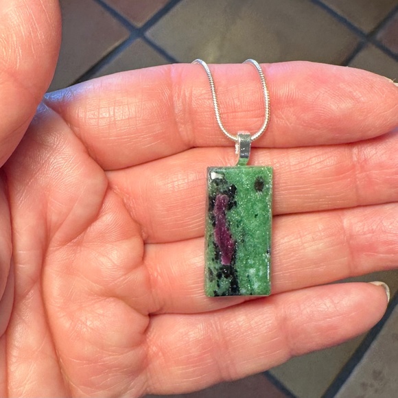 Ruby zoisite pendant with sterling silver chain - Picture 4 of 5